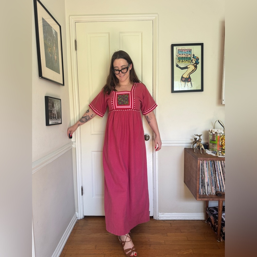 70s Vintage Pink Caftan with Squared Embroidered Neck Detailing